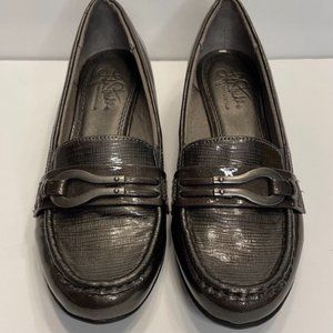 Women's Life Stride Gray Silver  Gloss Finish  Size 8 Loafer  approx 1" wedge